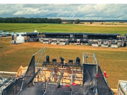Fotos vom Aufbau des Open Beatz-Festivals 2025 in Herzogenaurach
